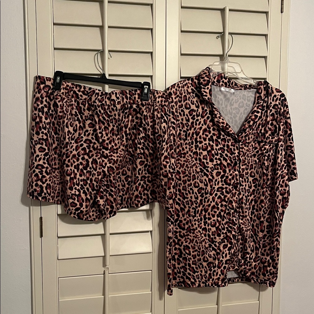4/$25 SALE Women’s 2XL Matching Leopard Print Pajama Set